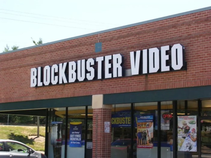 Blockbuster continues to struggle as it closes 300 u s stores