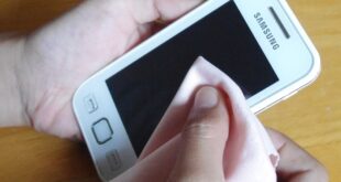 Auto mee s toy cleans touchscreen displays